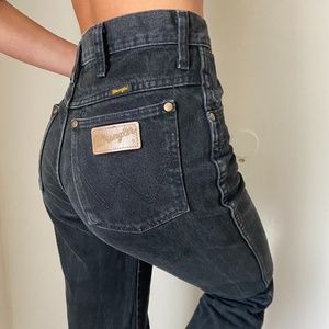 Super cute vintage black high wasted jeans :)